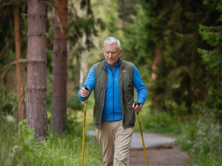 "Comment pratiquer la marche nordique après 60 ans pour allier sport et bien-être ?"
